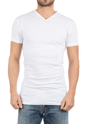 Witte korte mouwen V-hals t-shirt van katoen, met een slim fit ontwerp en een soepele, lichte structuur. Draagt met denim jeans.