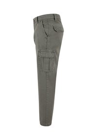 Pantalons cargo gris avec une coupe droite, fabriqués dans un tissu résistant, dotés de poches latérales et d'une poche arrière. Texture lisse.