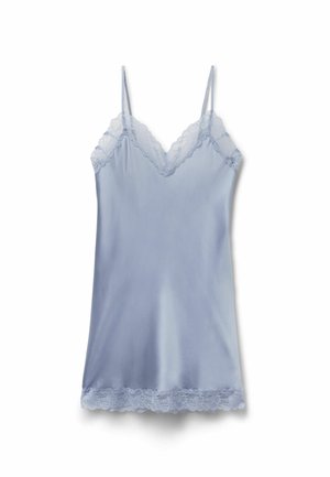 Vestido de satén azul claro con ribete de encaje en el escote y el dobladillo, con tirantes finos tipo espagueti.