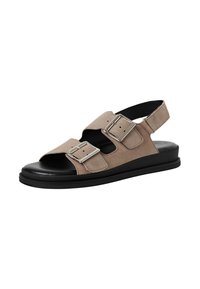 Beige suede sandaalit mustalla pohjalla, joissa on kaksi leveää hihnaa, hopeiset soljet ja avonainen takaosa. Sileä tekstuuri ja minimalistinen muoto.