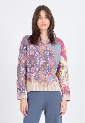Il pullover lavorato a maglia presenta un motivo floreale e geometrico multicolore in rosa, blu e beige, con bordi e polsini a costine, e una vestibilità rilassata.