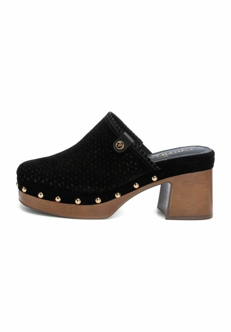 Sabot en velours noir avec un dessus texturé, présentant des accents de clous dorés le long de la base et un talon en bois brun.