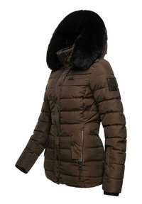 Brun pufferjakke med en sort faux fur hætte, polstrede sektioner, lynlås- og knaplukninger samt en lomme med lynlås på forsiden.