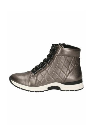 Zapatilla alta en bronce metálico con textura acolchada, cordones negros y suela blanca. Presenta un agarre robusto en la suela exterior.
