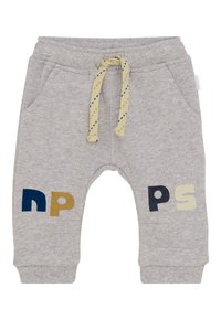 Jasnoszare spodnie dresowe dla małych dzieci z ściągaczami na nogawkach, bocznymi kieszeniami, kremowym i niebieskim sznurkiem oraz wielokolorowymi literami "NPS" na nogach.