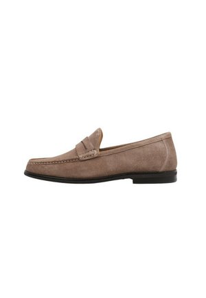 Mocasín tipo penny loafer de ante taupe para hombre, con suela negra, puntera redonda y costuras visibles a lo largo del borde superior.