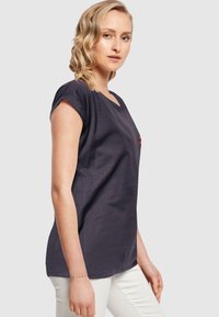 Merchcode BLA COMIC EXTENDED SHOULDER TEE - Marškinėliai su spaudiniu - navy