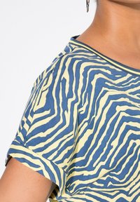 MIAMODA CREW NECK ZEBRA  - Camiseta estampada - pale yellow