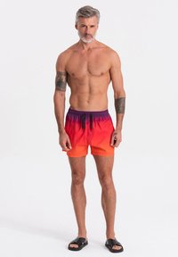 Plavky s přechodem z oranžové do fialové, se stahovací šňůrkou v pase, vyrobené z lehkého materiálu a s volným střihem. Vlastnosti jsou jednoduché, bez dalších vzorů.