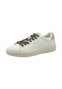 Sneaker di pelle bianca con finitura liscia, lacci in stampa leopardata rosa e nera, dettagli metallici dorati sul tallone e suola color crema.