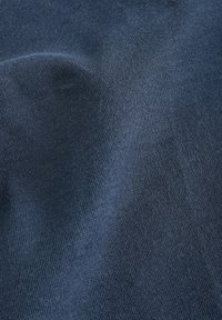 Țesătură din bumbac de un albastru închis, cu o textură netedă, care prezintă un luciu ușor și o suprafață moale, având detalii de cusătură subtilă.