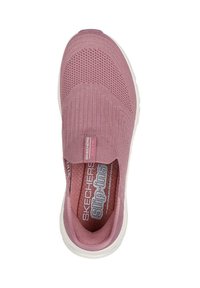 Zapato de punto rosa sin cordones con un upper texturizado, plantilla acolchada y suela de goma blanca. Cuenta con una etiqueta de logo en el costado.