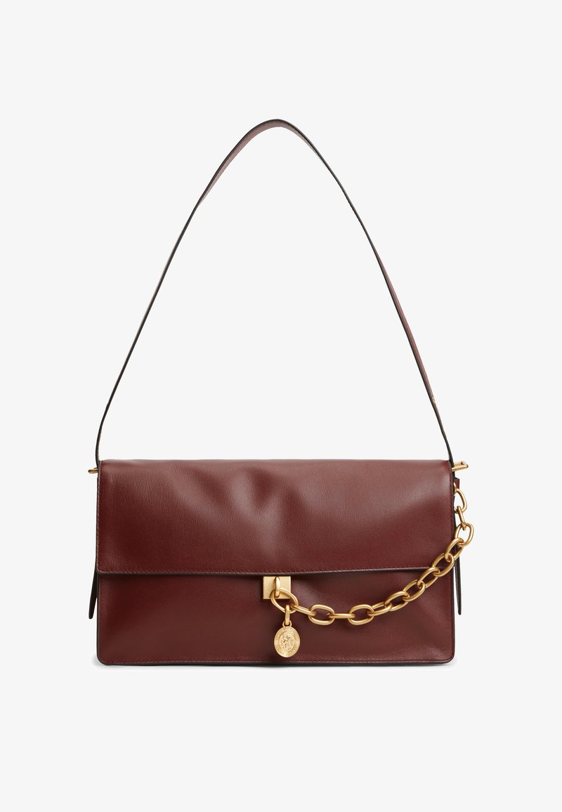 Sac à bandoulière en cuir brun foncé avec rabat rectangulaire et détail chaîne dorée avec pendentif médaillon à l’avant.