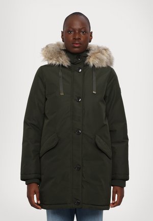 Giacca parka verde scuro con cappuccio foderato di pelliccia, bottoni frontali e tasche laterali; presenta una texture imbottita e polsini a coste.