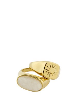 Kaks kuldrõngast, üks valge ovaalse kiviga ja teine päikesekiirte graveeringuga lamedal ülaosale.