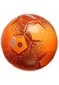 Pallone da calcio arancione con pannelli esagonali, dotato di una superficie texturizzata e di motivi scuri in contrasto. Il logo del marchio è visibile sulla parte superiore.