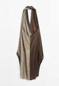 Robe asymétrique sans manches avec un profond décolleté en V, combinant un tissu beige texturé et un tissu marron lisse, montrée suspendue sur fond blanc.