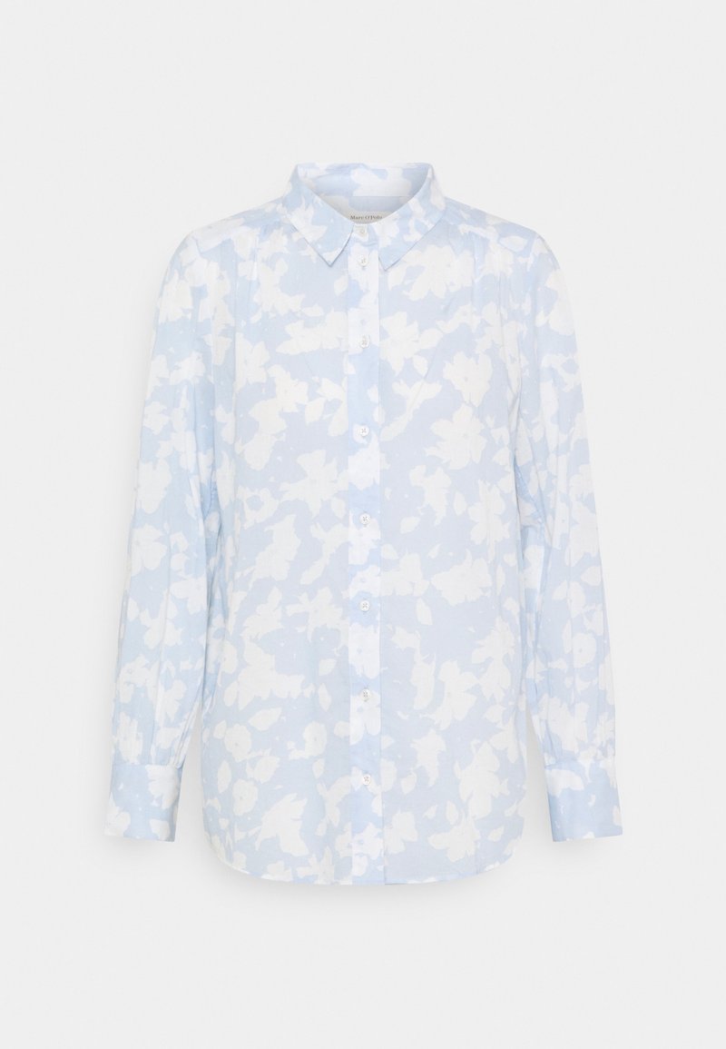 Camisa azul claro de botones, hecha de una tela con un patrón floral blanco. Presenta mangas largas y un cuello clásico.