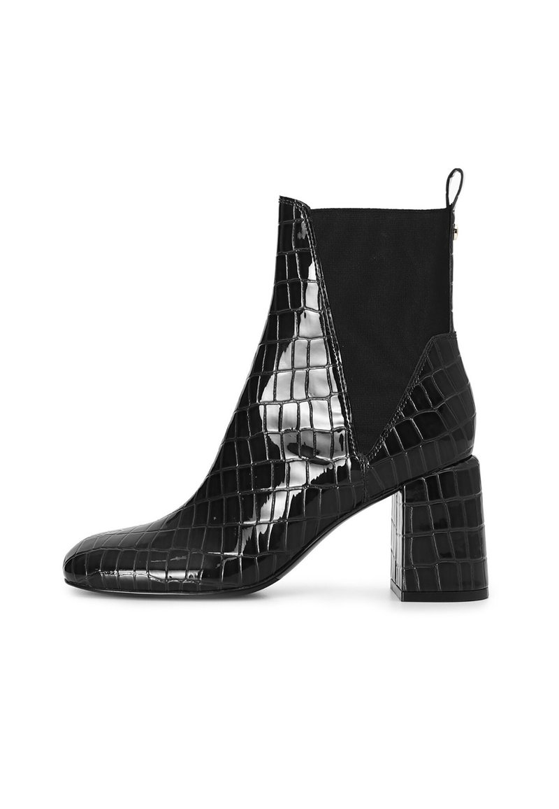 Botine negre din piele ecologică cu aspect de crocodil, cu vârf pătrat, toc gros și panouri laterale elastice pentru o purtare ușoară.