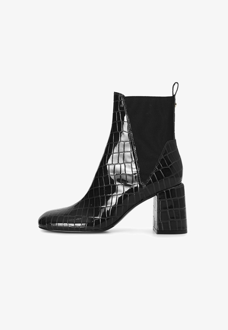 Schwarze Knöchelstiefel aus patentiertem Kunstleder im Krokodil-Look, mit quadrater Zehenform, stabilen Blockabsätzen und elastischen seitlichen Einsätzen für ein einfaches An- und Ausziehen.