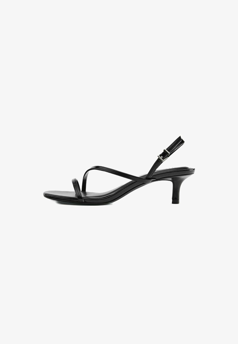 Sandale femme en cuir noir avec fines brides croisées, boucle arrière, bout carré et petit talon kitten sur fond blanc.