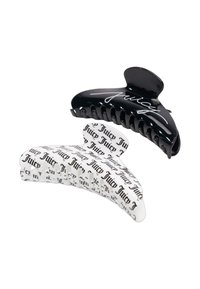 Set van twee haarclips: één zwart met witte "Juicy" tekst, de andere wit met herhaalde zwarte "Juicy" tekst, beide met een gebogen ontwerp.