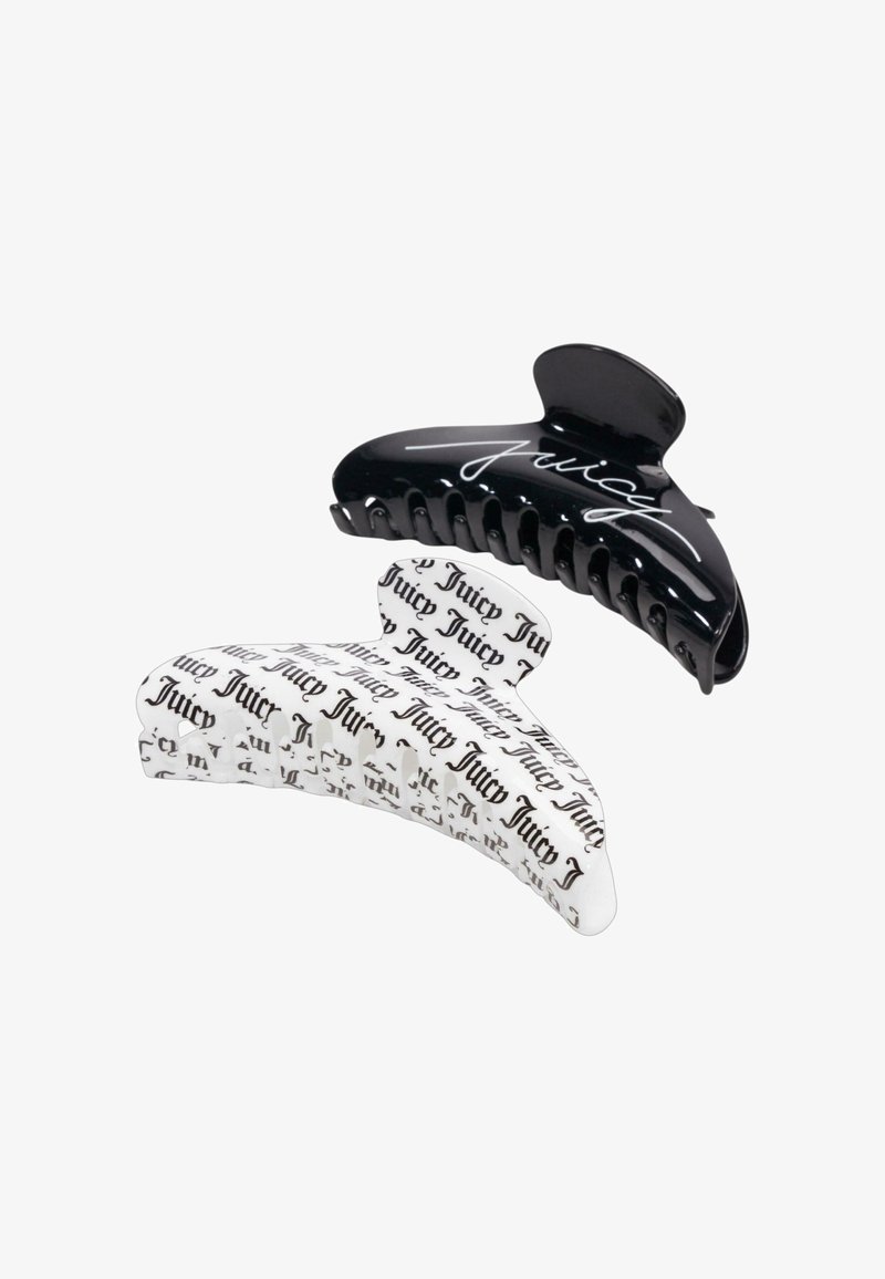 Set van twee haarclips: één zwart met witte "Juicy" tekst, de andere wit met herhaalde zwarte "Juicy" tekst, beide met een gebogen ontwerp.