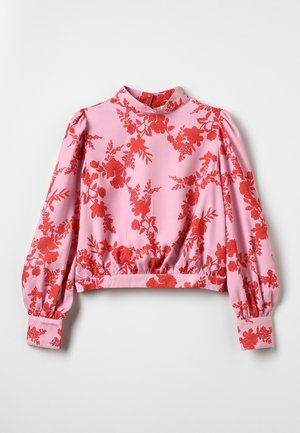 Różowa bluzka z długim rękawem w czerwony kwiatowy wzór, z bufkami na rękawach, wysokim kołnierzem i elastycznym ściągaczem na dole.