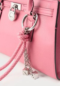 Ροζ τσαντάκι από δερματίνη με υφή, με ασημένιες μεταλλικές λεπτομέρειες, που διαθέτει πλεγμένο ροζ κορδόνι και λογότυπο σε αλυσίδα.