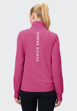 Figurgeschnittene pinke Fleecejacke mit hohem Kragen, auf der Rückseite mit vertikalem weißen Text "VENICE BEACH" und gerippten Bündchen und Saum.