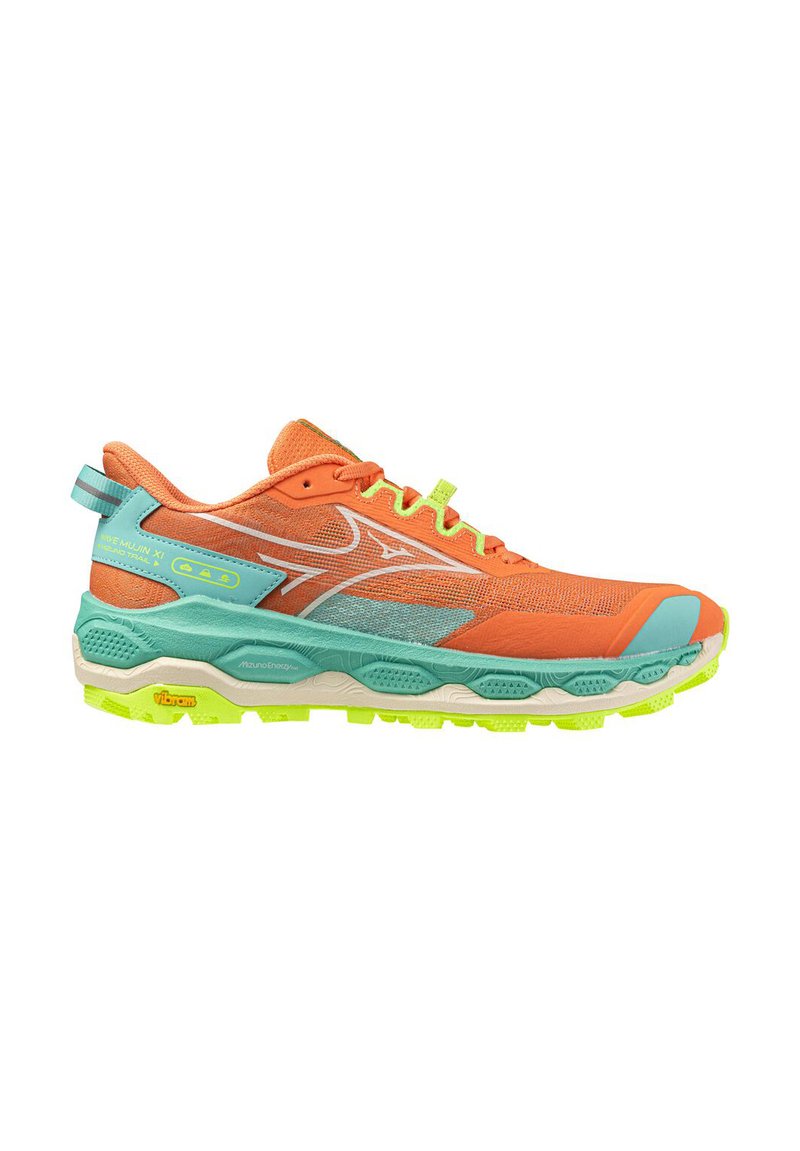 Oranje en teal trailhardloopschoen met neongele accenten, bovenwerk van mesh, gevoerde zool en profielzool voor grip en ondersteuning.