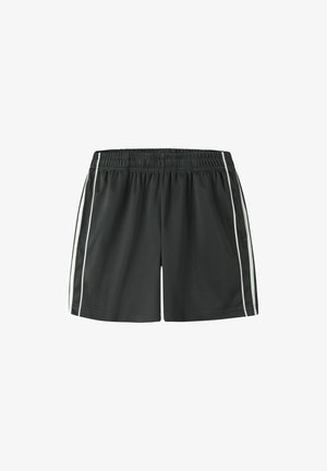 Shorts de sport noirs avec une taille élastique et des rayures blanches verticales le long des côtés extérieurs de chaque jambe.