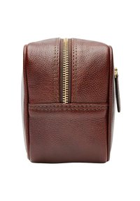 Bruine leren tas met een gestructureerd oppervlak, gouden ritssluiting aan de bovenkant en een klein zijvak, met nette stiksels en een compacte vorm.