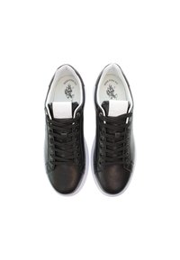 Černé kožené tenisky s kulatou špičkou, bílou gumovou podrážkou, plochými tkaničkami a značkováním na jazyku a stélce, s hladkou texturou.