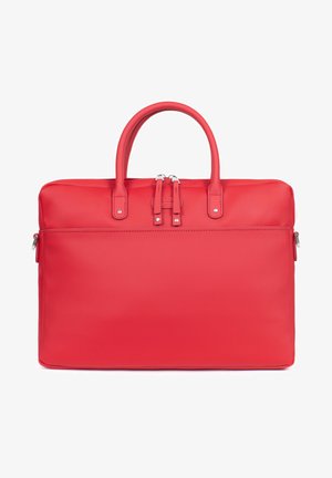 Borsa tote rossa in nylon testurizzato con due manici robusti, chiusura a doppia zip e un accento in pelle liscia sulla parte anteriore.
