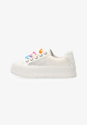 Biała platformowa trampka z siateczkowymi bocznymi panelami, grubą podeszwą oraz kolorowymi pętlami sznurowadeł w odcieniach niebieskiego, różowego i pomarańczowego na białych sznurowadłach.