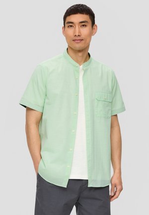 Muntgroene shirt met korte mouwen, bandkraag, knoopsluiting en een borstzak. Lichtgewicht stof met een subtiele textuur.