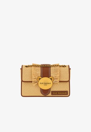 Borsa rettangolare intrecciata beige con rifiniture in pelle marrone, tracolla in catena dorata e chiusura circolare dorata incisa con "RUE MADAM PARIS."