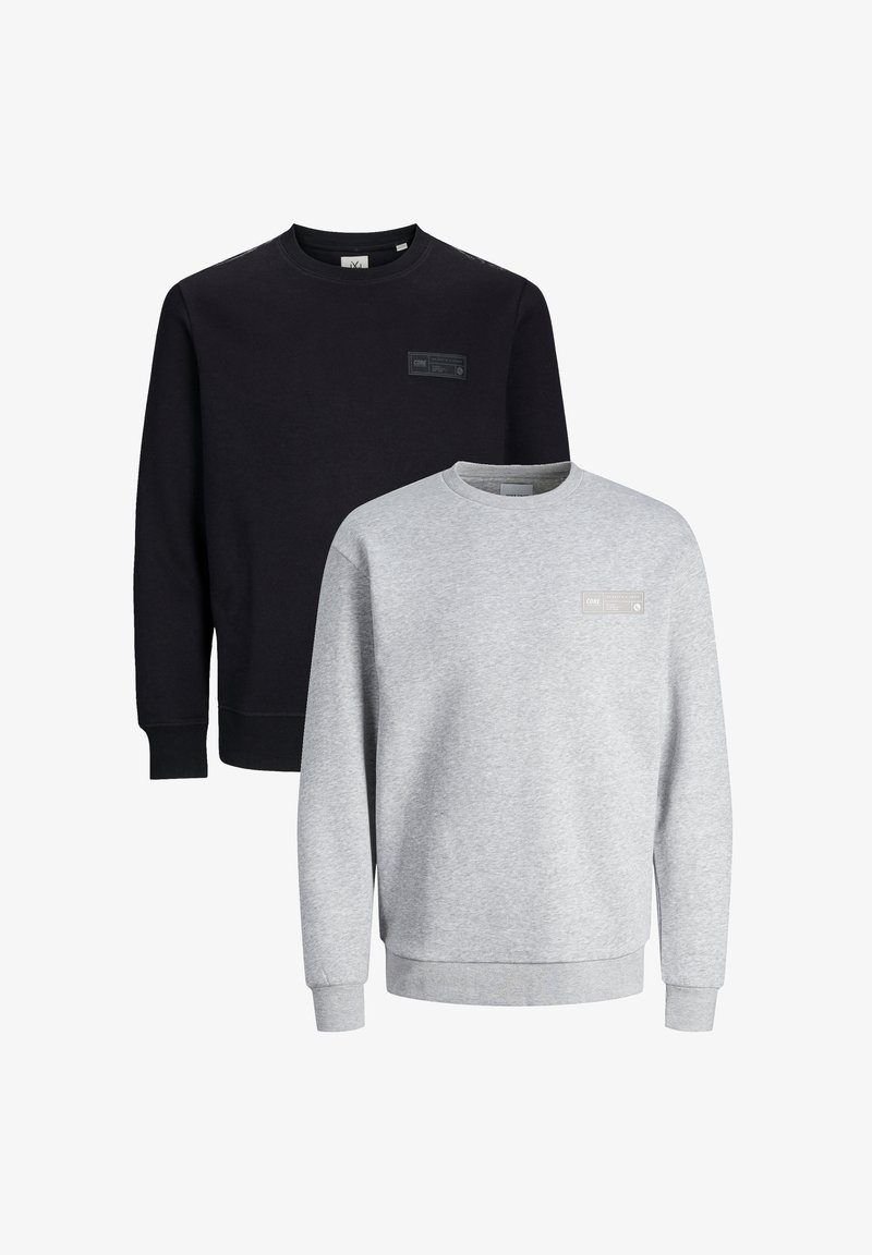 Zwei Rundhals-Sweatshirts, eines schwarz und eines hellgrau, aus weichem Stoff. Jedes hat ein kleines Markenetikett auf der Brust.