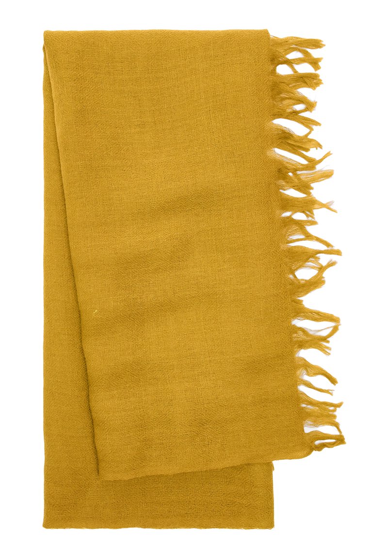 Musztardowy szal z postrzępionymi krawędziami, wykonany z miękkiego, teksturowanego materiału. Prostokątny kształt, lekki i wszechstronny w formie.
