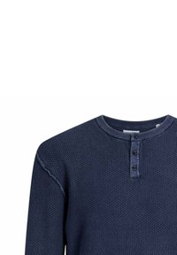 Camicia a maniche lunghe di colore blu navy con texture, colletto rotondo e pattina con tre bottoni. Presenta un colletto e cuciture delle spalle a contrasto.