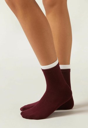 Calcetines de mezcla de algodón burdeos con puños acanalados blancos, de longitud hasta el tobillo, con una textura suave y un diseño ajustado para comodidad y estilo.