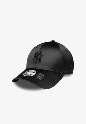 Schwarze Baseballmütze aus Satinmaterial, mit gesticktem Logo, gebogenem Schirm und verstellbarem Schleifenverschluss hinten.