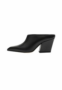 Mule de cuero negro con punta afilada y un tacón bloque geométrico. Textura suave con un diseño elegante. Estilo minimalista.