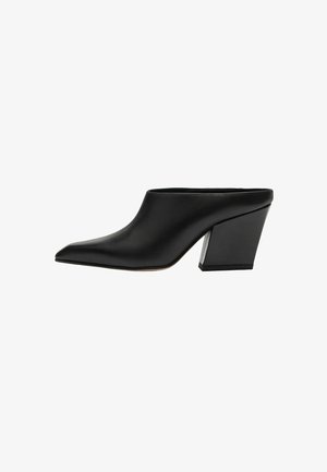 Mule de cuero negro con punta afilada y un tacón bloque geométrico. Textura suave con un diseño elegante. Estilo minimalista.
