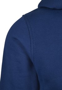 Tengerés kék kapucnis pulóver, pamutból készült, puha tapintású, varrás nélküli vállaival, félig cipzáras kialakítással és bordás mandzsettákkal.