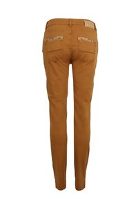 Úzké hnědé kalhoty s dekoračním prošíváním na zadních kapsách a koženou značkovou nášivkou na pase z pohledu zezadu.