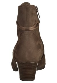 Stivaletto in suede marrone con finitura texturizzata, tacco impilato e zip laterale. Presenta una cintura decorativa sul retro per un tocco in più.