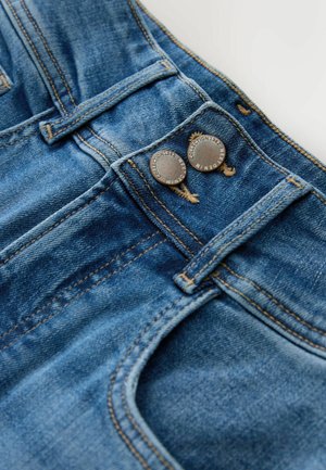 Džínsové nohavice z denimu s vybledlou modrou farbou, so zapínaním na gombíky s kovovými detailmi, kontrastným žltým prešívaním a predným vreckom.