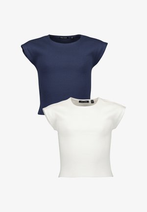 Twee geribbelde cropped tops met korte mouwen in marineblauw en wit met ronde hals, weergegeven op een witte achtergrond.